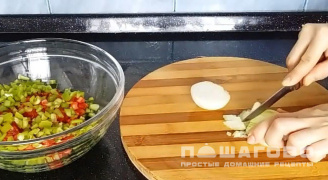 Фото приготовления рецепта: Чобан салат - шаг 4