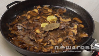 Фото приготовления рецепта: Беф-строганов в грибном соусе - шаг 3