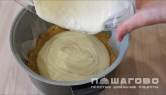 Фото приготовления рецепта: Чизкейк в мультиварке - шаг 4