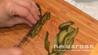 Фото приготовления рецепта: Постный салат с фасолью и сухариками - шаг 3