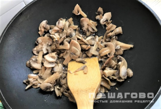 Фото приготовления рецепта: Грибные гренки с сыром - шаг 2