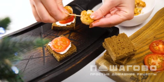 Фото приготовления рецепта: Канапе для фуршета с копченым беконом и виноградом  - шаг 8