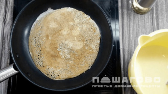 Фото приготовления рецепта: Блины из рисовой муки на молоке и яйцах - шаг 2