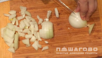 Фото приготовления рецепта: Постный салат с фасолью и сухариками - шаг 1