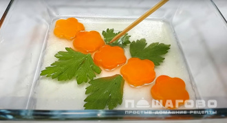 Фото приготовления рецепта: Куриный холодец - шаг 9