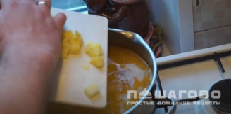 Фото приготовления рецепта: Суп из кильки в томатном соусе - шаг 6