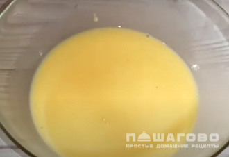 Фото приготовления рецепта: Быстрые блины на молоке с дырочками - шаг 1