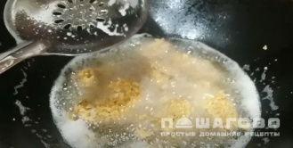 Фото приготовления рецепта: Хрустящие куриные крылышки в кукурузных хлопьях - шаг 7