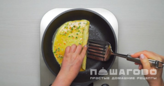 Фото приготовления рецепта: Тамагояки на завтрак - шаг 7