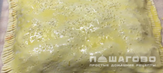 Фото приготовления рецепта: Закрытая пицца из слоёного теста - шаг 5