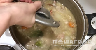 Фото приготовления рецепта: Холодец из свиных ножек - шаг 6