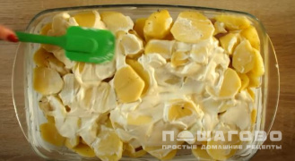 Фото приготовления рецепта: Картофельная запеканка с курицей и сыром - шаг 4
