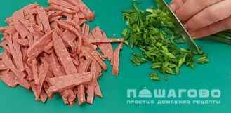 Фото приготовления рецепта: Салат Козел в огороде - шаг 3