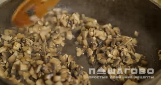 Фото приготовления рецепта: Салат с грибами, черносливом и курицей - шаг 2