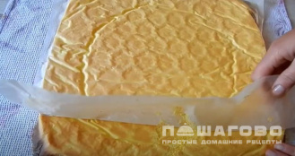 Фото приготовления рецепта: Быстрый рулет из сгущенки с начинкой - шаг 7