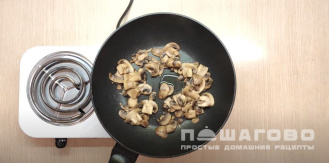 Фото приготовления рецепта: Гречка с курицей и грибами - шаг 5