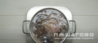 Фото приготовления рецепта: Борщ красный со свеклой, томатной пастой и зеленью - шаг 3