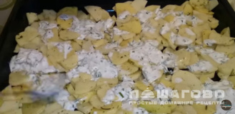 Фото приготовления рецепта: Мясо по-французски с картофелем, помидорами и сыром - шаг 6