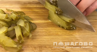 Фото приготовления рецепта: Салат со свининой и огурцами - шаг 7