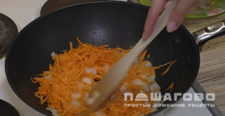 Фото приготовления рецепта: Гуляш из свинины с подливкой на сковороде - шаг 5