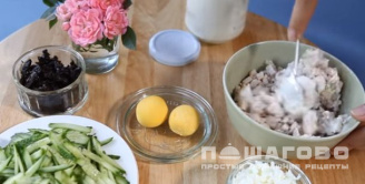 Фото приготовления рецепта: Легкий салат с курицей, огурцом и черносливом - шаг 5