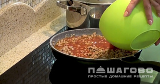 Фото приготовления рецепта: Макароны по-флотски с томатной пастой - шаг 5