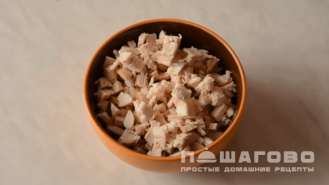 Фото приготовления рецепта: Салат с корейской морковью, курицей и шампиньонами - шаг 1