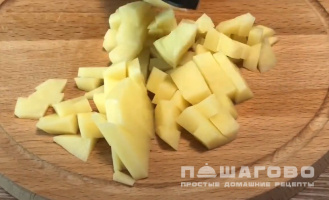 Фото приготовления рецепта: Рассольник классический с перловкой и огурцами со свининой - шаг 4