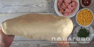 Фото приготовления рецепта: Луковая пицца с кукурузой и моцареллой - шаг 8