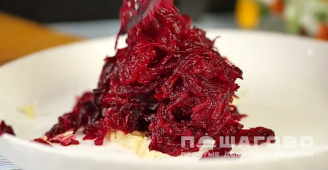 Фото приготовления рецепта: Салат Любовница с курагой - шаг 9
