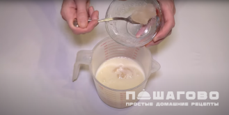 Фото приготовления рецепта: Панна-котта с вишней - шаг 4