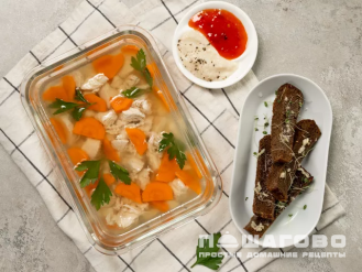 Фото приготовления рецепта: Холодец из куриного окорочка - шаг 4
