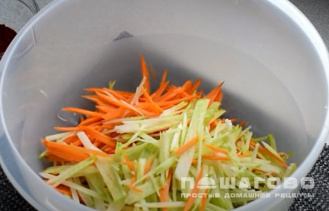 Фото приготовления рецепта: Салат из редьки и моркови - шаг 1