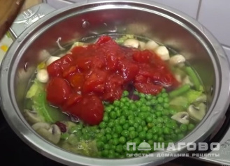 Фото приготовления рецепта: Куриный суп с овощами - шаг 2
