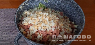 Фото приготовления рецепта: Оливье с яблоками - шаг 2