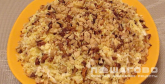 Фото приготовления рецепта: Салат с куриным филе, сыром и орехами - шаг 7
