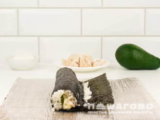 Фото приготовления рецепта: Ролл с курицей, авокадо и сыром - шаг 7