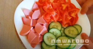 Фото приготовления рецепта: Пицца со свежим огурцом и колбасой - шаг 4