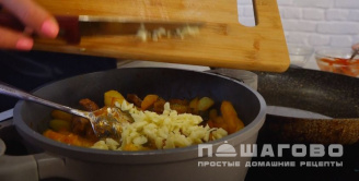 Фото приготовления рецепта: Азу из конины - шаг 8