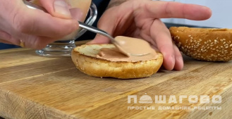 Фото приготовления рецепта: Домашние гамбургеры с маринованными огурцами - шаг 6