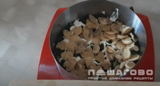 Фото приготовления рецепта: Слоеный салат с грибами и ветчиной - шаг 4