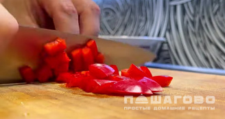 Фото приготовления рецепта: Кускус с курицей и болгарским перцем - шаг 4