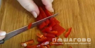 Фото приготовления рецепта: Огуречное лечо с помидорами и болгарским перцем - шаг 3