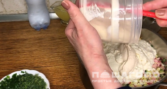 Фото приготовления рецепта: Окрошка на мацони - шаг 3