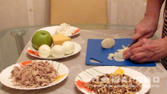 Фото приготовления рецепта: Салат с куриным филе, сыром и орехами - шаг 1