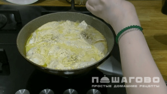 Фото приготовления рецепта: Курица кусочками в сливочном соусе - шаг 4