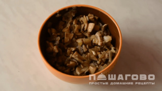Фото приготовления рецепта: Салат с корейской морковью, курицей и шампиньонами - шаг 2