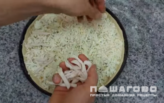 Фото приготовления рецепта: Пицца Жюльен с шампиньонами и копченой курицей - шаг 5
