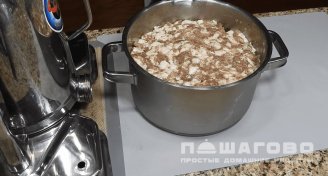 Фото приготовления рецепта: Домашняя колбаса из свинины в кишках - шаг 2