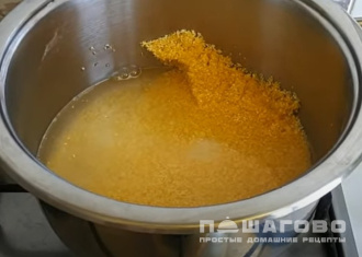 Фото приготовления рецепта: Каша из кукурузной крупы на молоке - шаг 1
